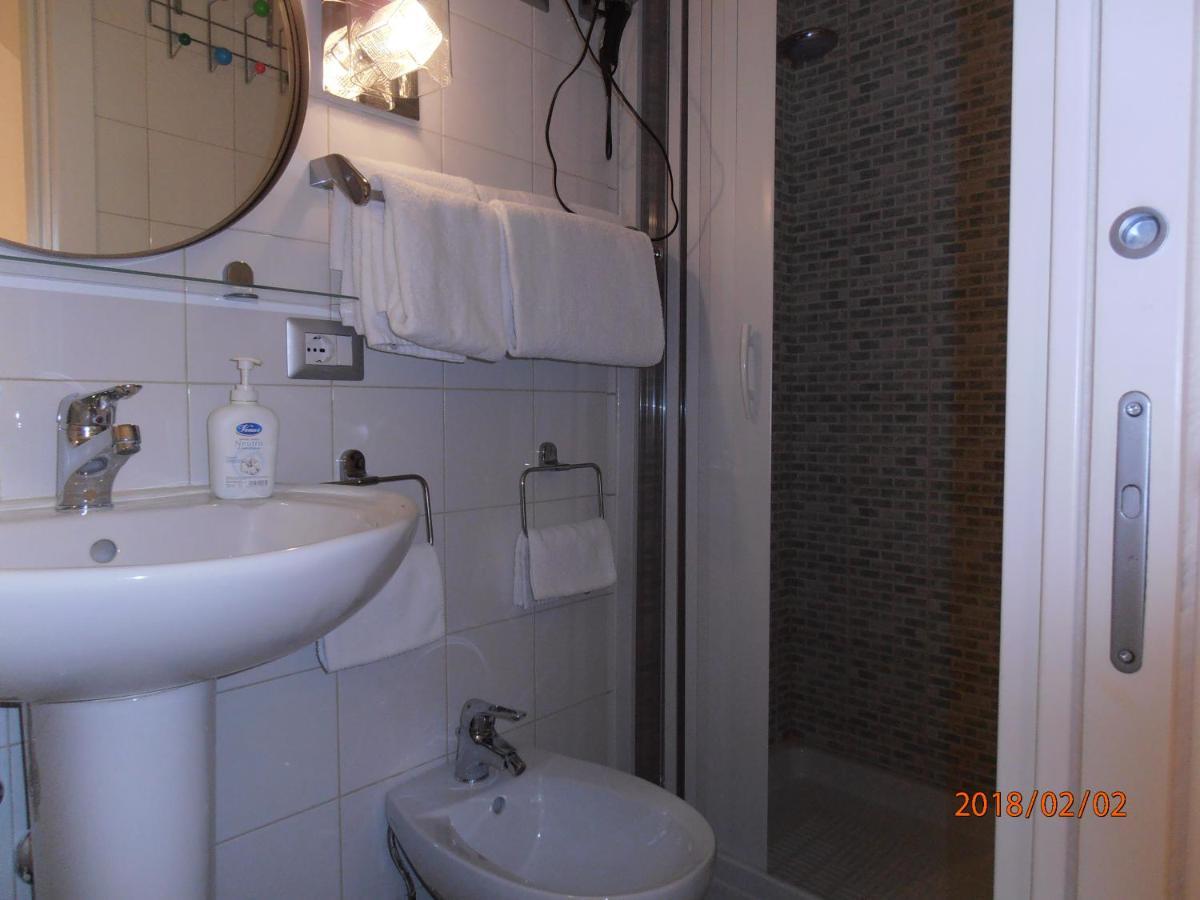 La Residenza Napoli Chiaia Short Let Apartment Superior Via Chiaia 82 Exteriör bild