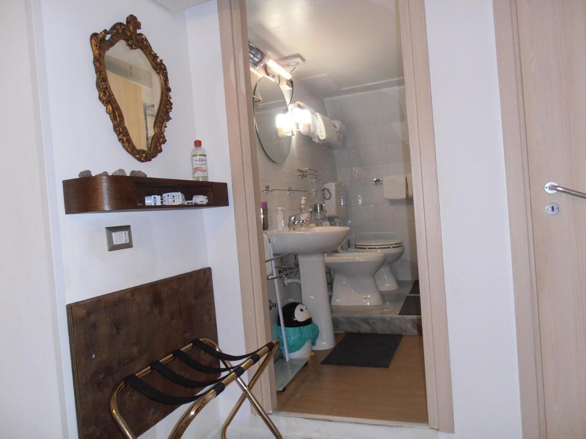 La Residenza Napoli Chiaia Short Let Apartment Superior Via Chiaia 82 Exteriör bild