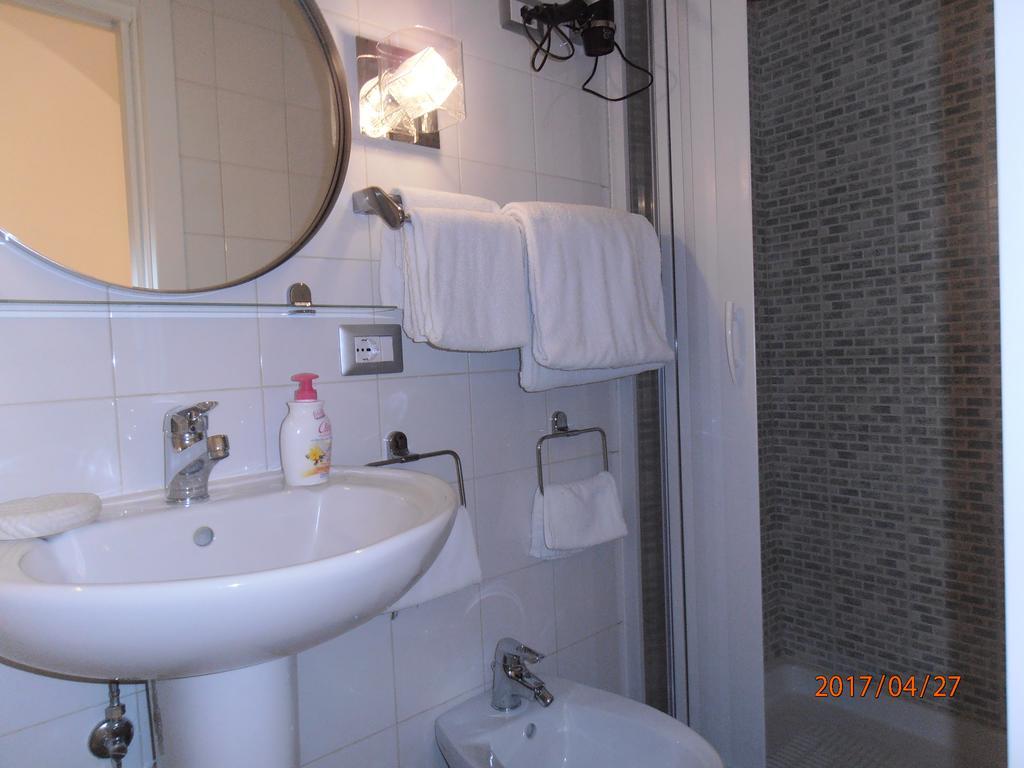 La Residenza Napoli Chiaia Short Let Apartment Superior Via Chiaia 82 Exteriör bild